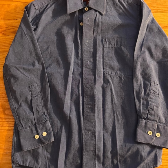 - 2 shirts - Picture 3 of 5